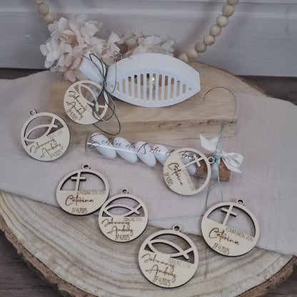 Holz-Anhänger zu Kommunion Konfirmation Taufe Firmung 2 Größen | Gastgeschenk | Lasercut | Personalisierbar | Fisch Kreuz