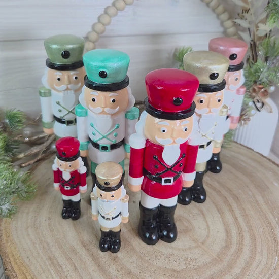 Nussknacker handbemalte Weihnachtsdeko aus Gießkeramik | verschiedene Farben und 2 Größen | auch zum hängen