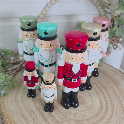 Nussknacker handbemalte Weihnachtsdeko aus Gießkeramik | verschiedene Farben und 2 Größen | auch zum hängen