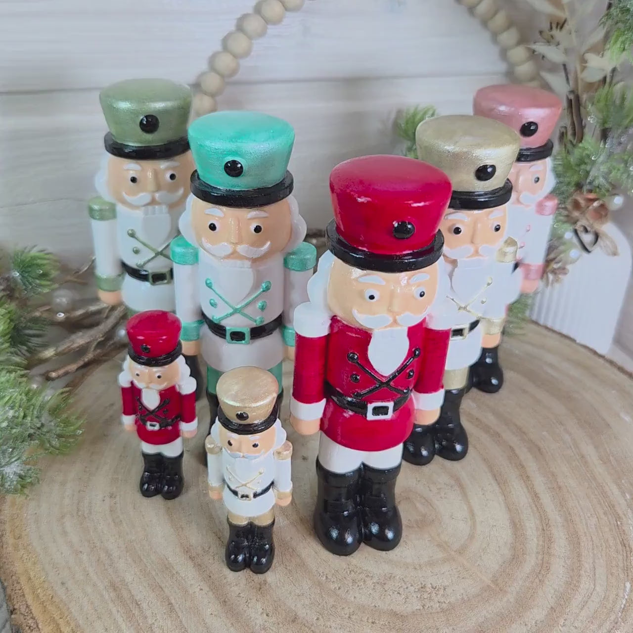 Nussknacker handbemalte Weihnachtsdeko aus Gießkeramik | verschiedene Farben und 2 Größen | auch zum hängen