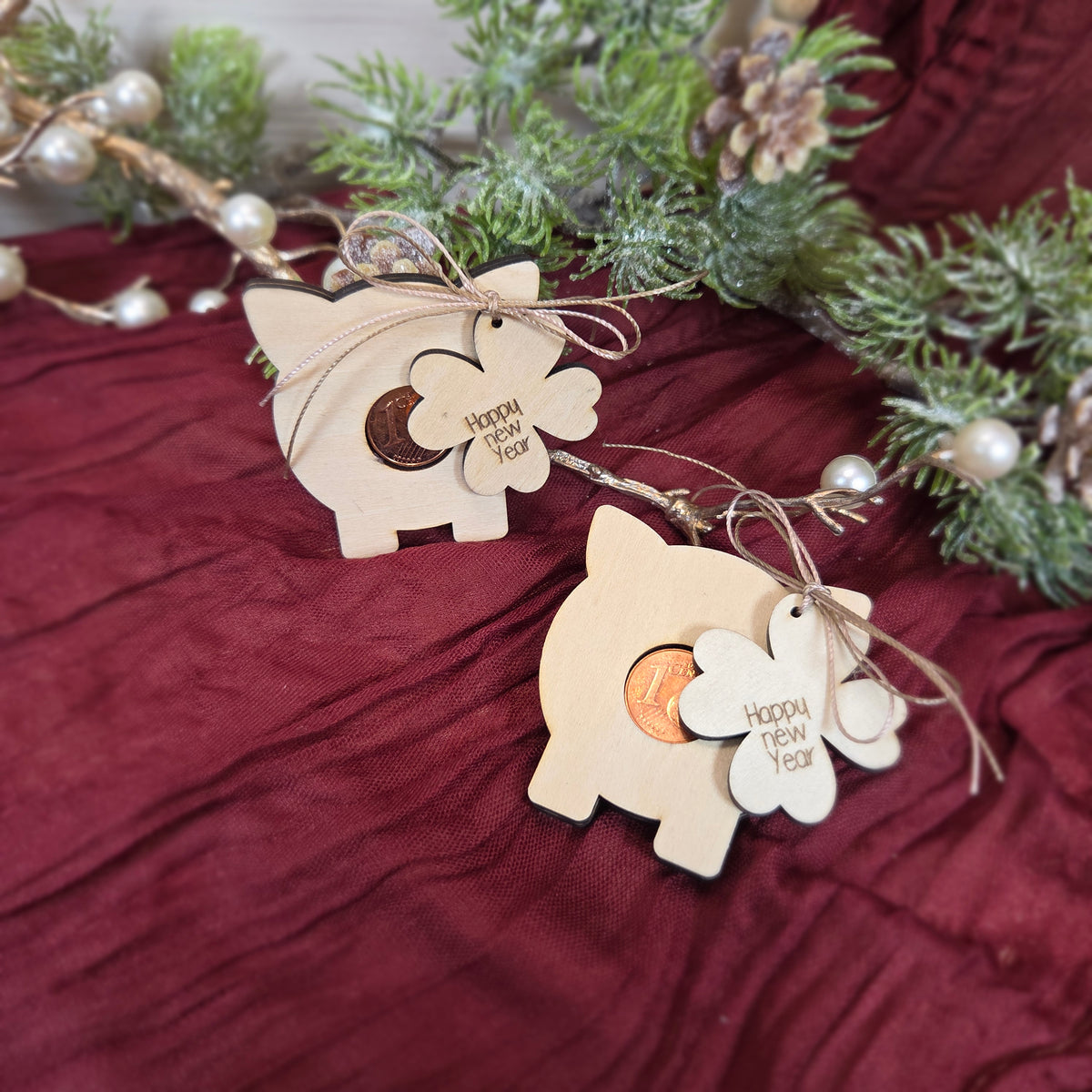 Glücksschwein aus Holz natur – mit Glückscent und Kleeblatt