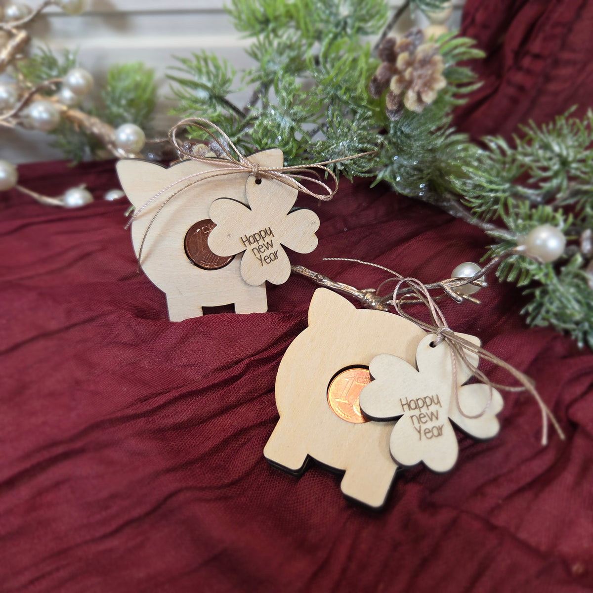 Glücksschwein aus Holz natur – mit Glückscent und Kleeblatt