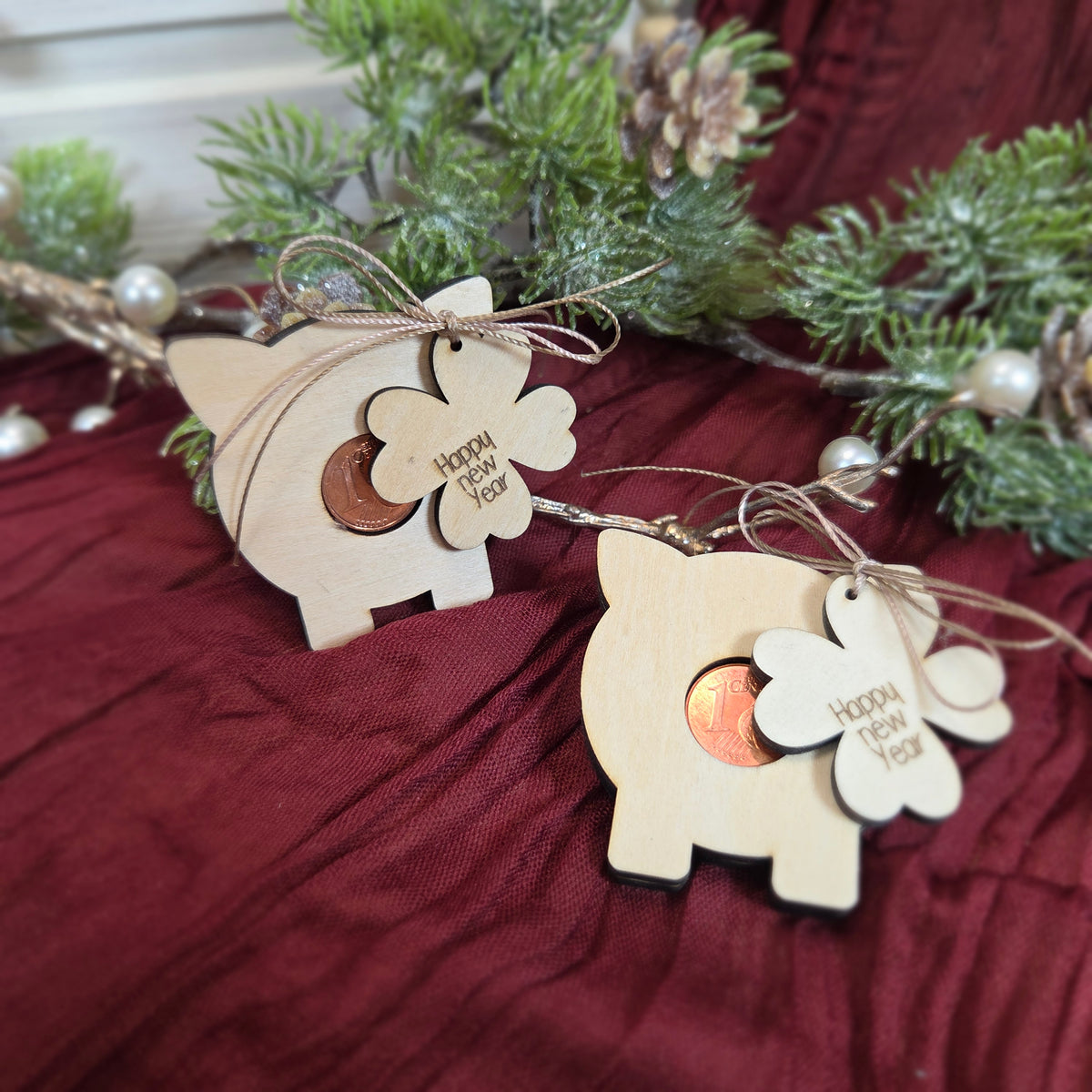 Glücksschwein aus Holz natur – mit Glückscent und Kleeblatt