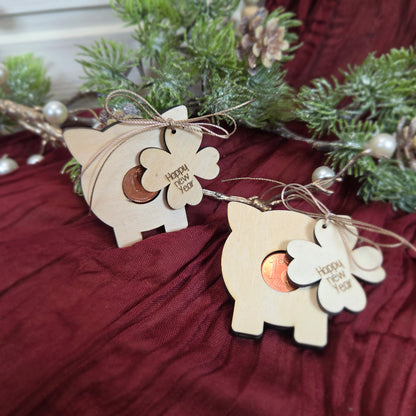 Glücksschwein aus Holz natur – mit Glückscent und Kleeblatt